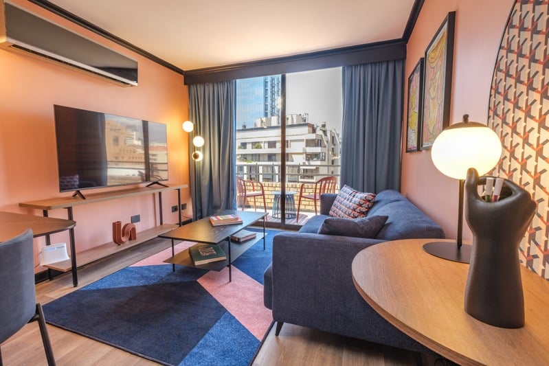 Estar de suite en APT Apart Hotel, Las Condes, con equipo Split Muro sobre el muro lateral.
